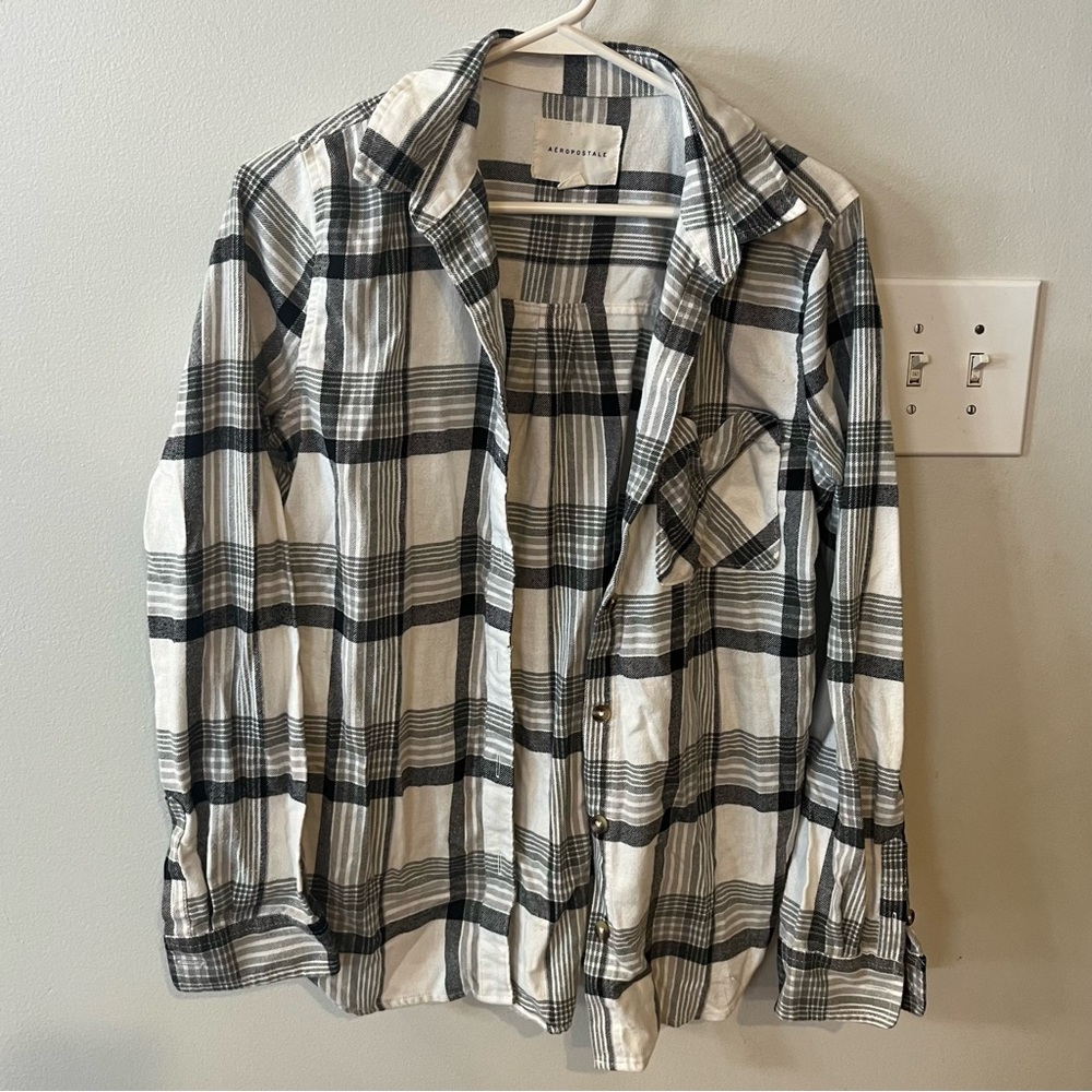 plaid button down shirt
brand aeropostale
size small
good condition